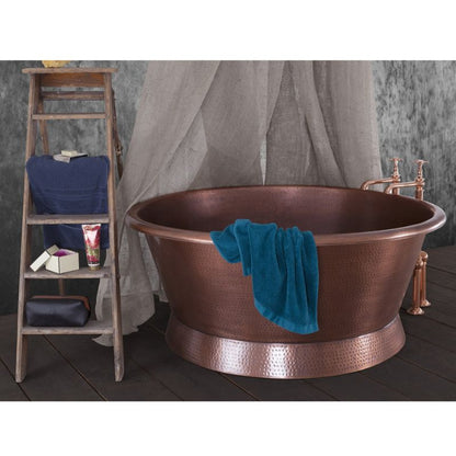 Baignoire - Hammered Copper Soaking Tub in a luxurious freestanding bath setting